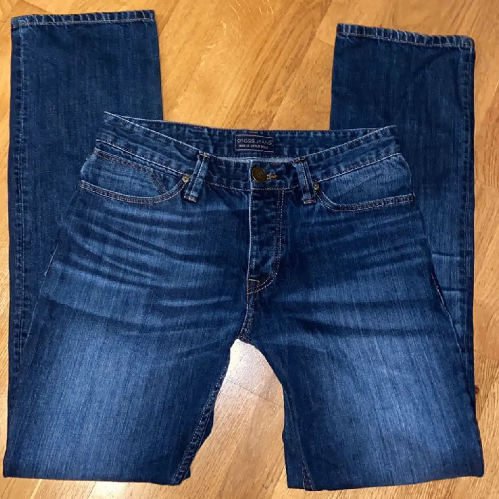 Snygga low waist bootcut jeans med detaljer på fickorna. Säljer då dom inte passar mig, så finns därför inte bilder där jag har dom på 💕 Fråga gärna om ni har frågor. Jeans & Byxor.