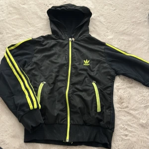 Windstopper jacka - Säljer nu denna härliga windstopper jacka då jag tröttnat - använt den ett fåtal gånger men den är i bra skick. Storlek L men liten i storleken. 