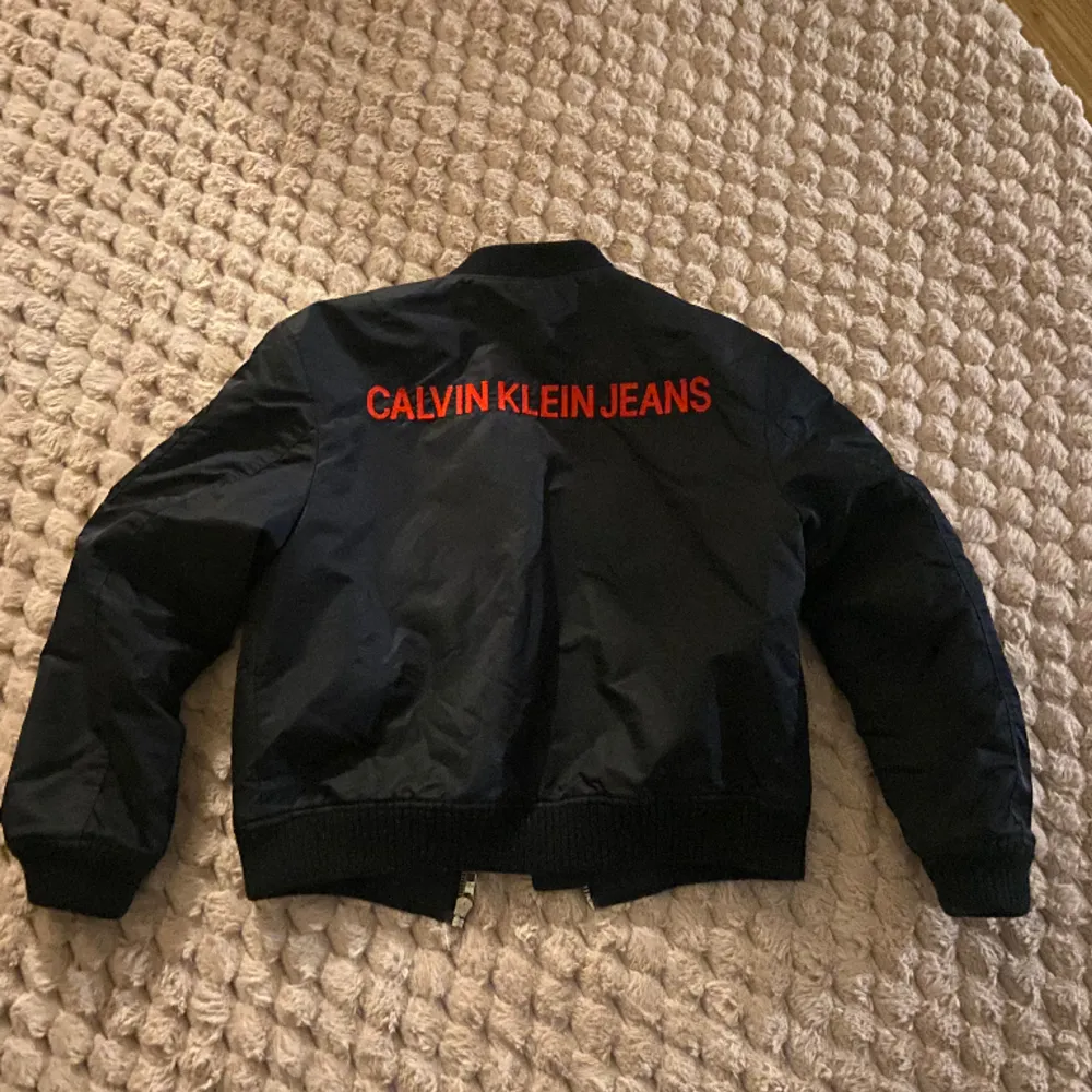 Säljer min Calvin Klein jacka som jag inte använder. Jackor.