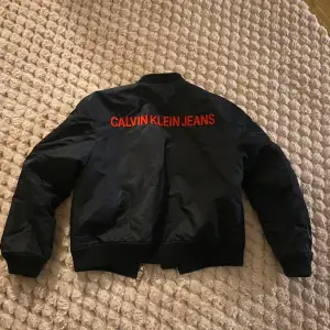 Säljer min Calvin Klein jacka som jag inte använder