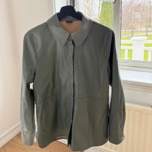 Overshirt grön - "Skinn"overshirt i grön färg från Gina tricot 