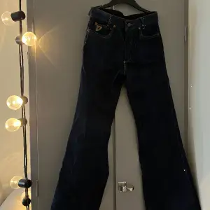 Otroligt häftiga Louis-Jeans från 1970.  Högmidjade och vida i benen, otroliga! Köpta på Vintage-affär men tyvärr för små för mig. I övrigt väldigt gott skick:) Hoppas nu att nästa vintage fantast kan hitta rätt! 