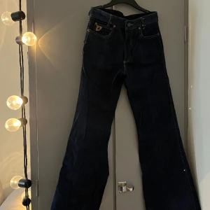 Vintage Jeans 70-tal - Otroligt häftiga Louis-Jeans från 1970.  Högmidjade och vida i benen, otroliga! Köpta på Vintage-affär men tyvärr för små för mig. I övrigt väldigt gott skick:) Hoppas nu att nästa vintage fantast kan hitta rätt! 
