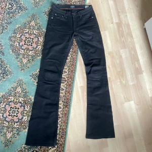 Lågmidjade Jeans - Svarta, lågmidjade bootcut jeans från JC. Strolek 26 i midja, 33 i längd. 
