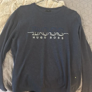 boss slim fit - Storlek L men passar för mig och jag har storlek S. Väldigt stilig tröja och passar extra fint med svarta byxor och vita skor. Pris kan diskuteras