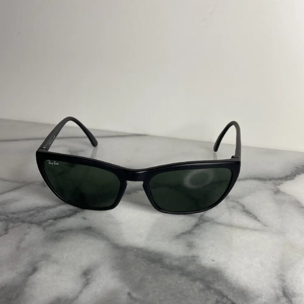 Vintage ray bands som fortfarande är i jätte fint skick. Bredden på de är 13,5. Skriv om ni är intresserade så kan jag ge fler mått. Pris kan diskuteras❤️. Övrigt.