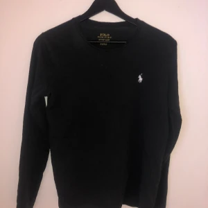 Polo Ralph lauren långärmad t-shirt S - Skön och simpel polo Ralph lauren långärmad t shirt. Riktig skön till en vår eller sommardag. Skick 8/10 och säljer för att den har blivit för liten! Skriv vid funderingar och frågor! 
