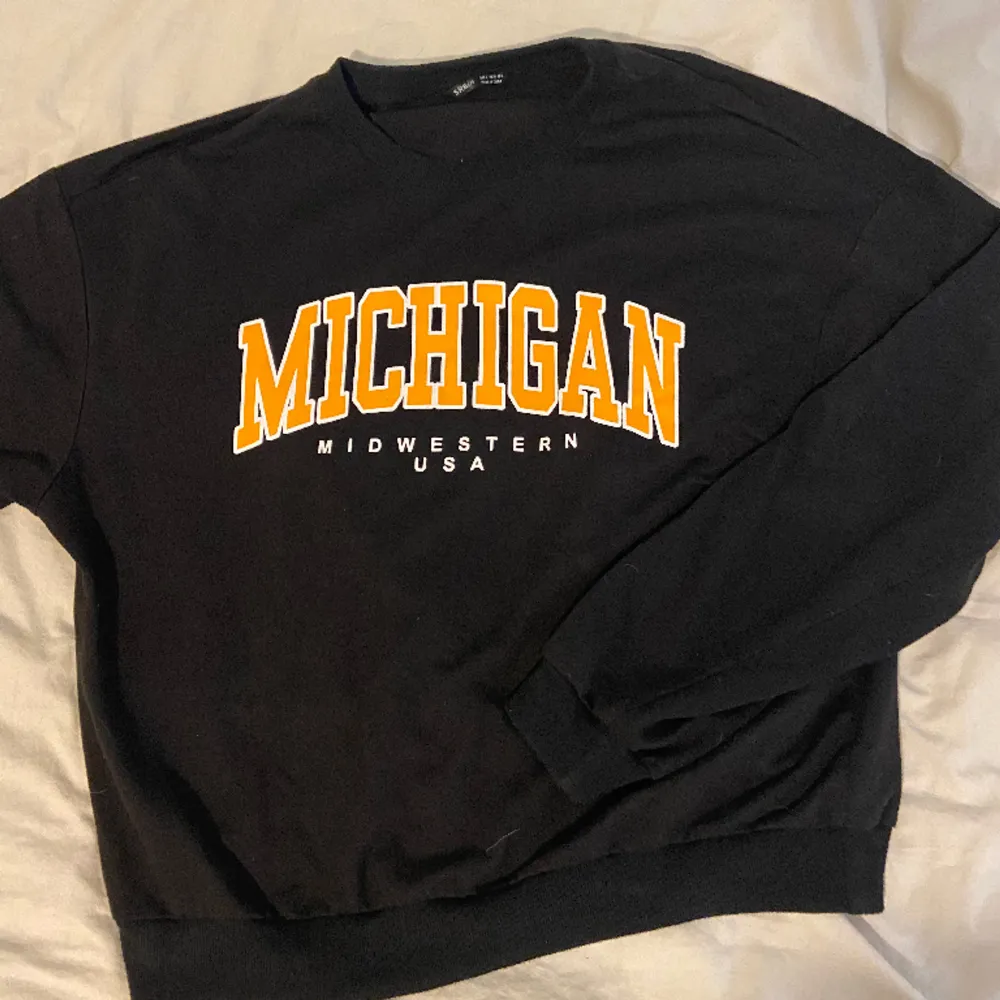Sweater med Michigan-tryck. Skönt material, endast provad.. Hoodies.