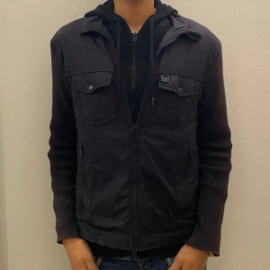 Armani exchange cardigan  - Fet cardigan i storlek M! Modellen är 185cm och väger 70kg. Skicket är 8/10! Produceras inte längre av Armani. Dm för fler frågor!