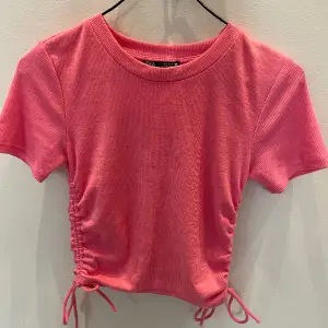 Säljer denna supersnygga rosa toppen från zara!💗💗Sjukt snygg till sommaren!😍Skriv för fler bilder! 
