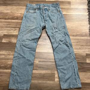 Säljer mina lite använda Levis 501 jeans eftersom dom inte passar, inga märken på dom och ser helt fina ut! Köpt för 1100kr, Pris kan diskuteras.