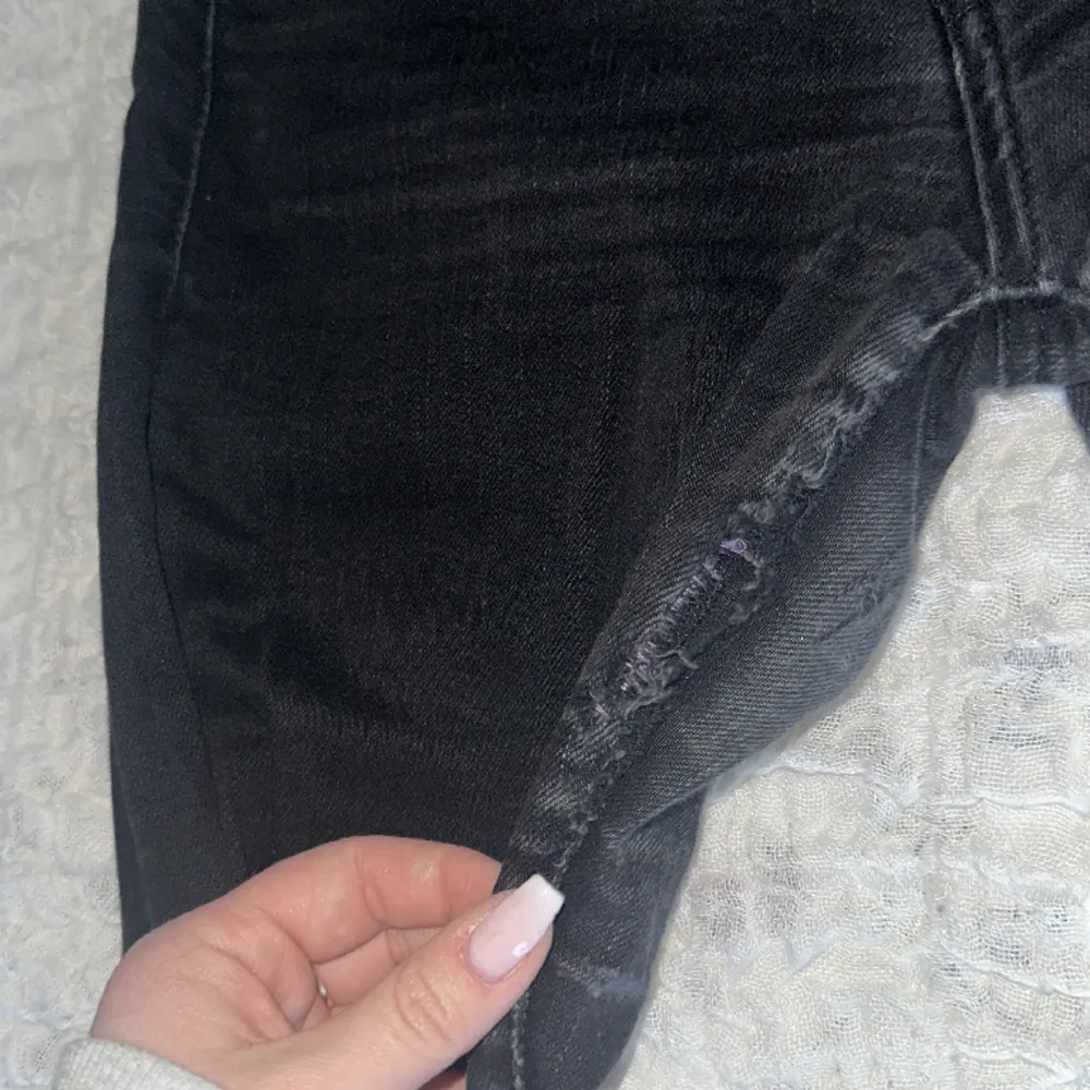 Bootcut jeans, lite slitningar men inget som är alldeles för synligt. Skriv för mer info!. Jeans & Byxor.