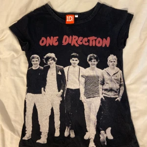 One Direction baby tee  - Baby tee, egentligen storlek 10år, men passar S. 