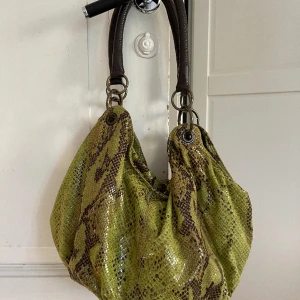Väska | ”ormskinn” - Såå snygg väska i (fake) ormskinn. Väldigt rymlig. Köpt second hand men använt ett fåtal gånger av mig. Väldigt fint skick!