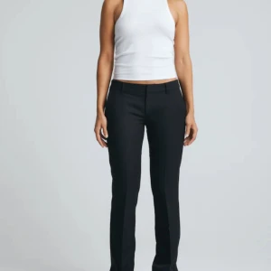 Kostymbyxor bikbok  - Säljer mina lågmidjade kostymbyxor (modell vera) från bikbok då dom inte passar längre. Använda ett fåtal gånger, i nysick. Helt slutsålda på hemsidan.  Hör av dig om du har några frågor💞