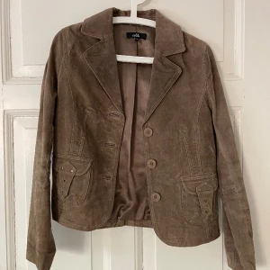Kavaj | Vintage - Super gullig kavaj i 100% mocka. Köpt second hand men känns oanvänd, själv har jag aldrig använt den pga för liten. 