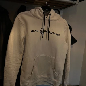 Sail racing hoodie - Använd fåtal gånger. Köpt på Stadium. Används ej pga för liten.