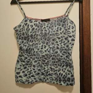 Beskrivning: Babyblått linne med leopardmönster Märke: Vero Moda Storlek: Medium Skick: I gott skick Material: l  Nakenkatt finns i hemmet