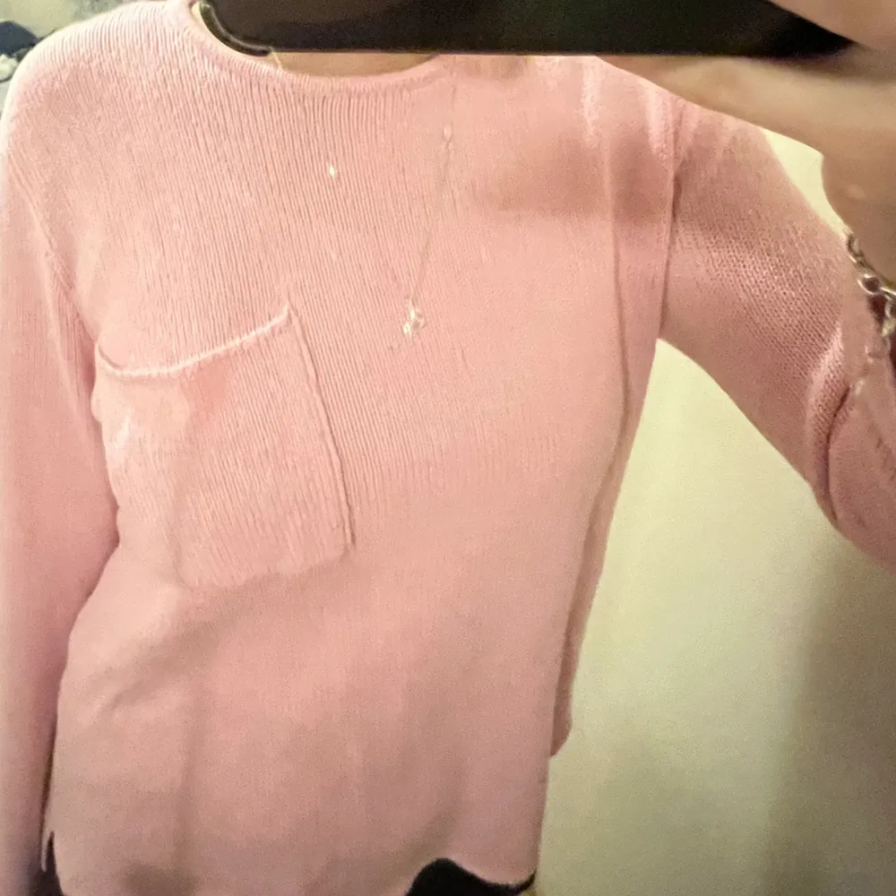 Säljer denna jätte fina rosa stickade tröja med en ficka!!🥰 Skriv för fler bilder eller frågor!!. Tröjor & Koftor.