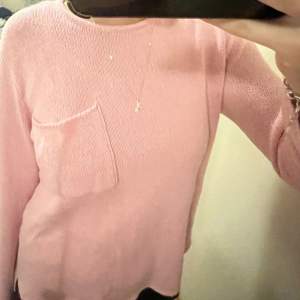 Säljer denna jätte fina rosa stickade tröja med en ficka!!🥰 Skriv för fler bilder eller frågor!!