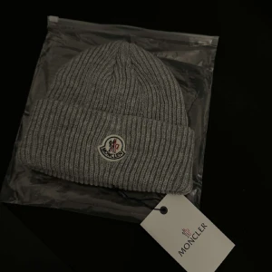Grå moncler mössa - Jättefin grå moncler mössa, den är helt nytt. Kontakta mig vid intresse 