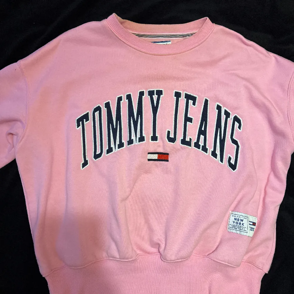 En baby rosa Tommy H tröja, finns inga skador. Har en cute passform, passar till allt. . Hoodies.