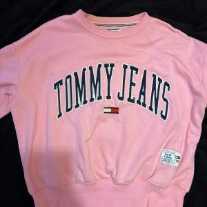 En baby rosa Tommy H tröja, finns inga skador. Har en cute passform, passar till allt. 
