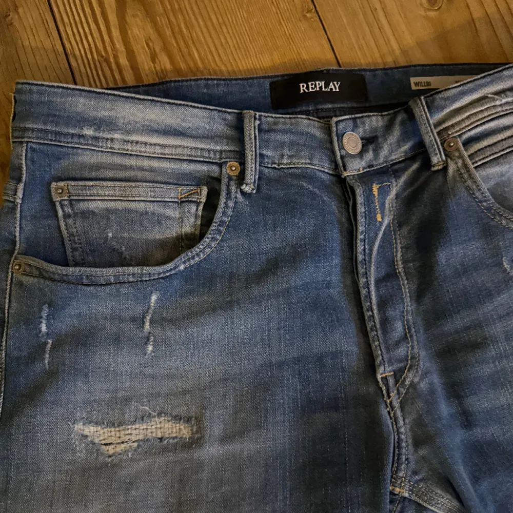 Säljer av en del jeans eftersom jag gått upp i vikt. Passar inte längre mig så säljer vidare för ett schysst pris! Inköpta för några månader sedan.   Dessa är använda EN gång. Jeans & Byxor.