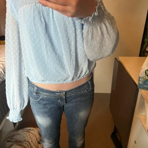 Gullig volang tröja/blus - Fin att ha vid speciella tillfällen men även vara på en vardag. Vet ej vart dem är ifrån.