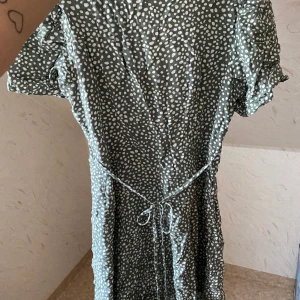 Fin klänning  - Klänning från Vero Moda i storlek xs. Använd fåtal gånger i somras! 