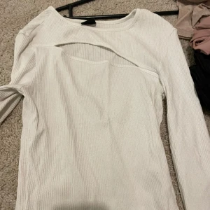 Gina tröja med utskärning - Storlek xs, knappt använd