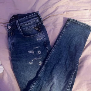Replay jeans  - Säljer nu mina feta replay jeans i moddel anbass, 9/10 texten på replay logga. Där bak är lite suddig, ny pris 1799, mitt pris 900, kan gå ner lite vid snabb affär, om du har några funderingar skriv✅💪