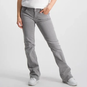 Lågmidjade jeans - Jättesnygga uppsydda jeans, storleken från början var 152cm och lite större i storleken, men passade mig när jag var runt 147-150cm. Säljer då jag växt ur dem. Skriv om du vill ha egna bilder eller mer information 💞