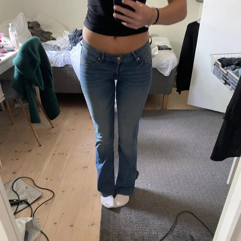 Säljer dessa super snygga lågmidjade jeans. Väldigt sköna i ett lite mer stretchig material, använda väldigt få gånger så i väldigt bra skick💕. Jeans & Byxor.