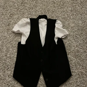 Tröja med väst - Basic super snygg crop top från Gina tricot. Väst från Zara, suuper snygg! Båda för 399kr, bara toppen  för 200 kr. Bara väst för 400kr