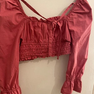 Topp  - Säljer nu min rosa/smutsrosa topp från nakd! Den är gullig och passar både till fest och lite finare tillfällen.💓den är ganska kort i modellen! 