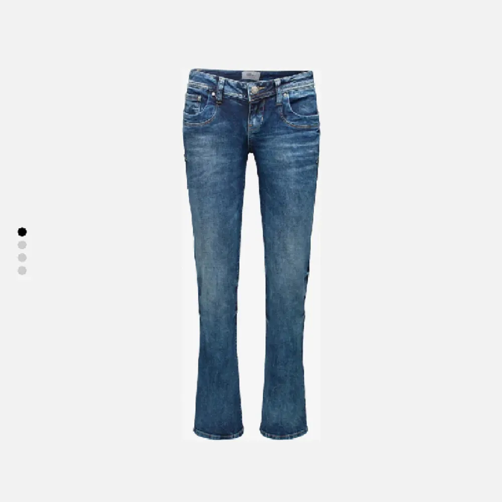 säljer mina låg midjans ltb jeans valerie i storlek 27/32 då de ej kommer till användning, sparsamt använda🩷 hör av er för egna bilder🥰. Jeans & Byxor.
