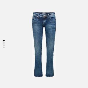 säljer mina låg midjans ltb jeans valerie i storlek 27/32 då de ej kommer till användning, sparsamt använda🩷 hör av er för egna bilder🥰