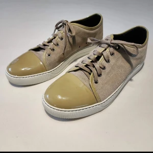 Lanvin Captoe - Säljer mina lanvins då jag inte använder dem dem är nästintill oanvända dem är bra skick, storlek 9uk vilket motsvarar 43 i eu skriv för mer bilder!!!! SKRIV INNAN NI KÖPER!!!!