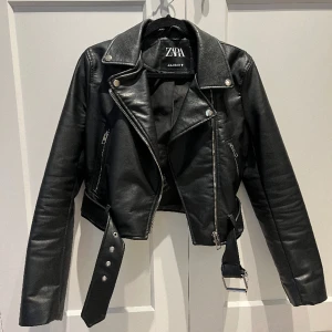 Skinnjacka - Säljer denna skinnjacka från zara i stl xs. Den är i väldigt bra skick och inte så mycket använd.✨