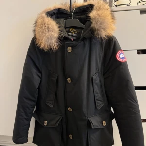 Canada Goose  - Canada Goose Jacka, frågor besvaras i Dm (NFC scan)