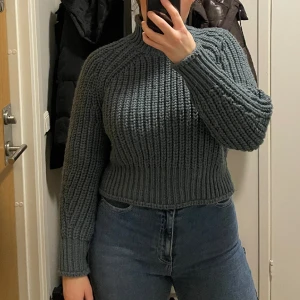 Tjocktröja stickad - Mycket varm turtleneck tröja (väger 70kg o är 1,7m lång så den är ganska kort o tight på mig).