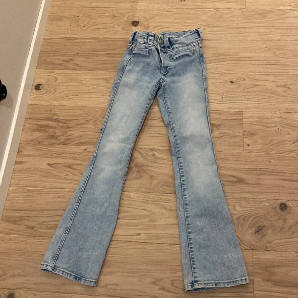 Snygga jeans från hm, säljer pga att jag tröttnat på de , bra skick ny pris 249 skriv för fler bilder bilder❤️. Jeans & Byxor.