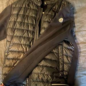 Säljer min Moncler cardigan! Cond 8/10. Kom priv för fler frågor!