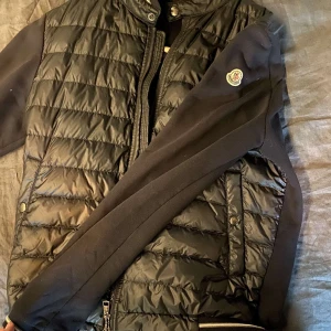 Jacka - Säljer min Moncler cardigan! Cond 8/10. Kom priv för fler frågor!