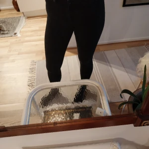 Byxor - Stretch jeans byxor gina tricot "molly". Ficka på baksidan. Fejk ficka där fram. Möts gärna upp i Göteborg. Normal midja på mig som ör 165 cm lång. 