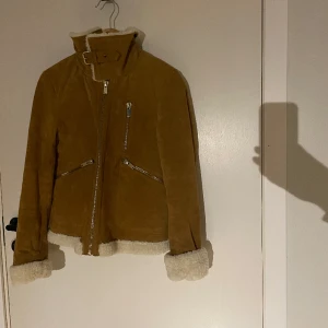 Vårjacka  - Fin vårjacka! Mycket bra skick, sparsamt använd. Storlek M. 250 kr köparen står för frakt💕