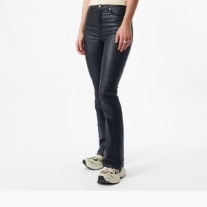 Skin byxor  - Skit snygga skinbyxor små defekter därav priset. Från dr denim nypris 699