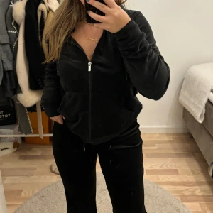 Gina sett - Ett velour sett från Gina. Storlek M. Använd endast en gång hemma. 