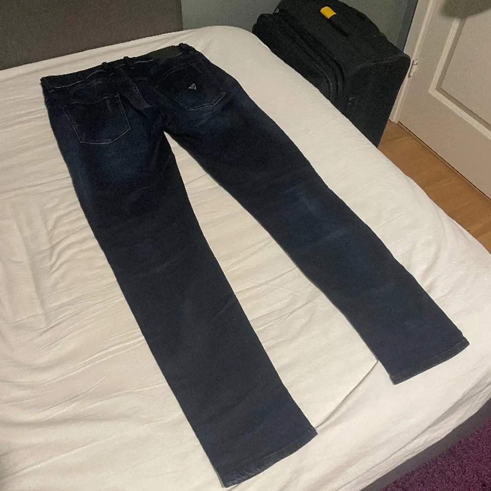 Guess jeans i strolek 31. Knappt använda utan mest stått i garderoben. Priset är disurterbart! . Jeans & Byxor.